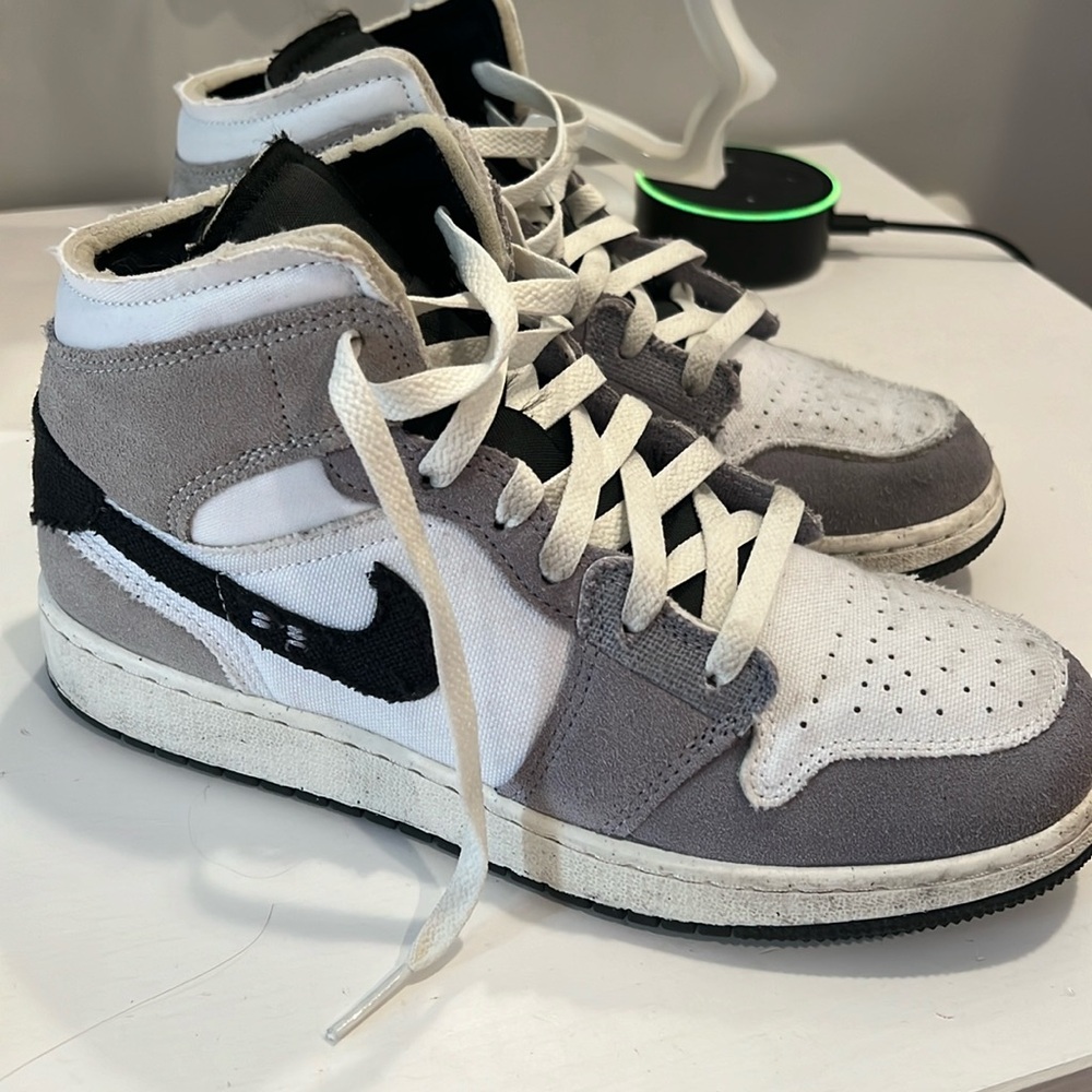 Big kid Air Jordan Mid 1 SE